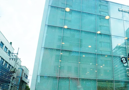 ما هي مزايا الواجهة الزجاجية؟