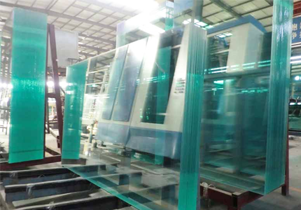 لماذا الزجاج المقسى فائق الوضوح ذو معدل انفجار ذاتي منخفض؟